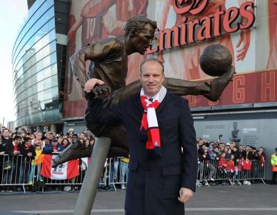 "Arsenal"ın əfsanəvi futbolçusunun heykəli qoyuldu (FOTO)