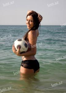 Model Validə Abbasovadan yarıçılpaq “FIFA-2010” layihəsi (FOTOLAR)