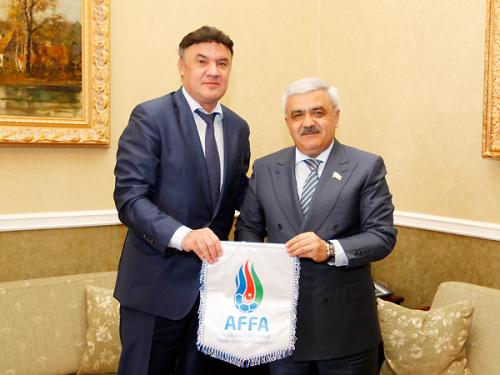 Rövnəq Abdullayev UEFA İcraiyyə Komitəsinin üzvü ilə görüşdü