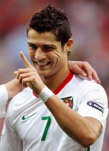 Dünya şöhrətli boksçu Ronaldoya əlcək bağışladı