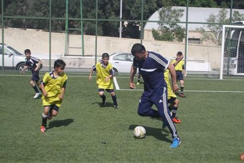 Qurban Qurbanov azyaşlı oyunçularla futbol oynadı (FOTO) 