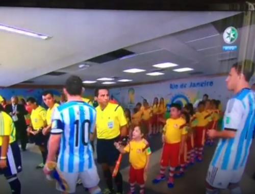 Messi əlini sıxmadığı uşaqla görüşdü (FOTO)