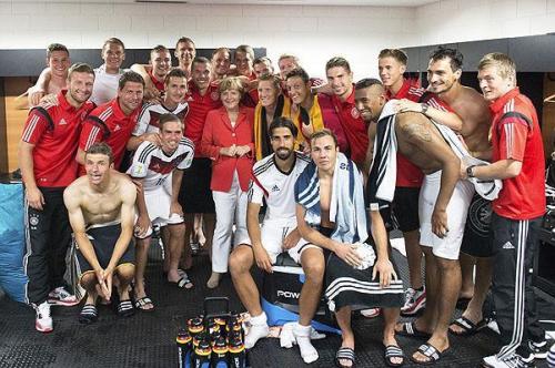 Merkelin futbolçularla birlikdə qələbə selfisi (FOTOLAR)