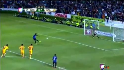 Ronaldinyo debüt matçında penaltini vura bilmədi (VİDEO)