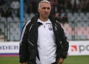"Neftçi"də əvəzedilməz futbolçu yoxdur" - Arif Əsədov