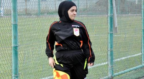 Dünya futbolunda ilk hicablı qadın hakim (FOTOLAR, VİDEO)