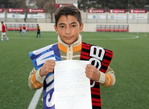 "Sumqayıt" azarkeşi "Qəbələ"nin futbolçusundan üzr istədi (FOTOLAR)