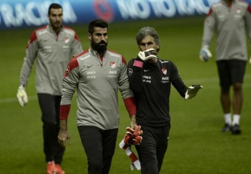 Volkan Dəmirəl stadionu tərk etdi