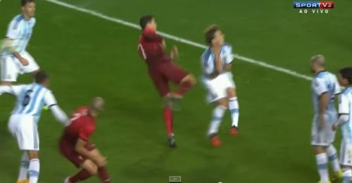 Ronaldo rəqibini təpiklə yerə sərdi (VİDEO)