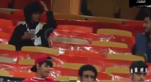 Stadiona kişi geyimində daxil olan xanım azarkeş həbs edildi (VİDEO)
