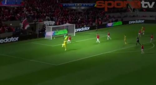 Bu futbolçu imkansızı bacardı (VİDEO)