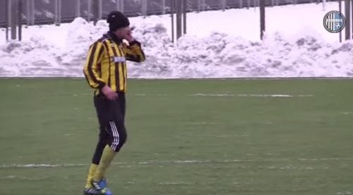 Futbolçu oyun zamanı telefonla danışdı (VİDEO)