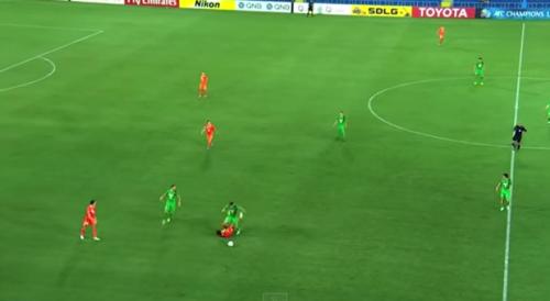 Rəqibini tapdalayan futbolçu meydandan qovuldu (VİDEO)