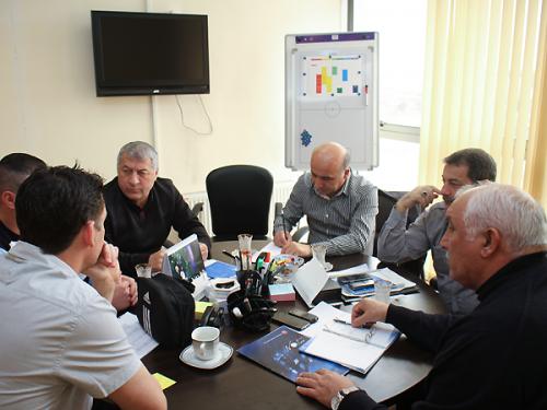 Adamla söhbət (FOTOLAR)