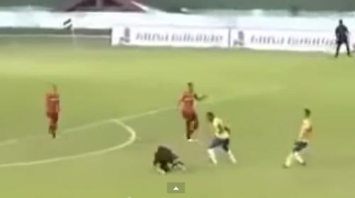 Futbolçu hakimi yerə sərdi (VİDEO)
