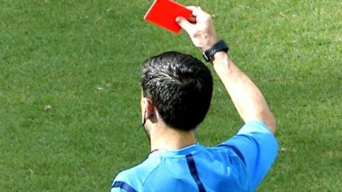 Hakimdən 15 futbolçuya qırmızı vərəqə