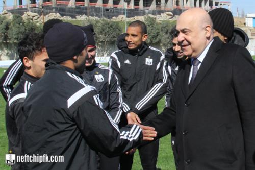 Çingiz Abdullayev "Neftçi"nin futbolçuları ilə görüşdü (FOTOLAR)