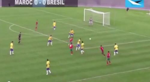 16 yaşlı futbolçudan gözəl ötürmə (VİDEO)