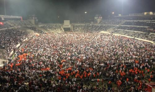 Futbolçuları meydandan zirehli maşınla çıxardılar