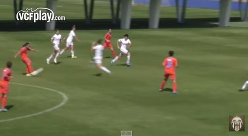 Qadın futbolçu 40 metrdən gözəl qol vurdu (VİDEO)