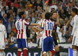 Arda Turan meydandan qovuldu 