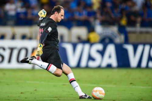 Əfsanəvi qapıçı futboldan gedir