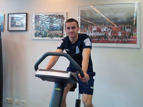 Millimizin futbolçusu fizioterapiya kursunda (FOTO)