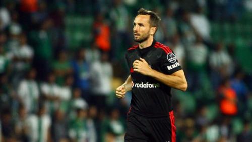 "Beşiktaş" iki futbolçusu ilə yolları ayırdı