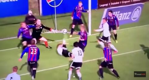 Yerə yıxılan futbolçudan inanılmaz qol (VİDEO)