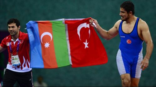 Türkiyəli güləşçi Azərbaycan bayrağı ilə dövrə vurdu (VİDEO)