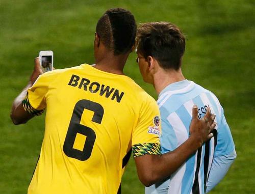 Rəqib oyunçu Messi ilə meydanda selfie çəkdirdi (FOTO)