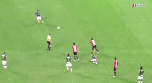 Yerə yıxılan futbolçudan gözəl ötürmə (VİDEO)