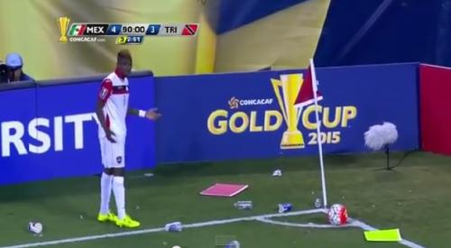 Futbolçulardan meydana butulka atan azarkeşlərə layiqli cavab! (VİDEO)