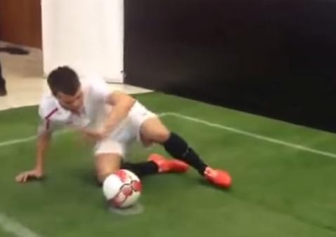 Konoplyanka təqdimat zamanı yıxıldı (VİDEO)