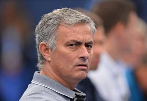 Mourinyo medalını tribunaya atdı (VİDEO)