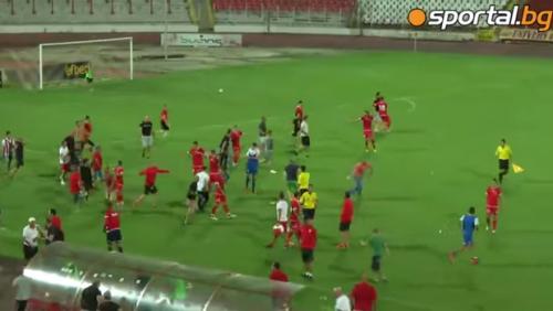 Azarkeşlər futbolçuları qovdu (VİDEO)