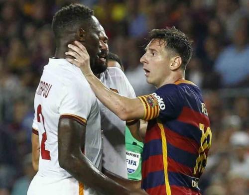 Messi rəqibini kəllə ilə vurub, boğazından yapışdı (VİDEO)