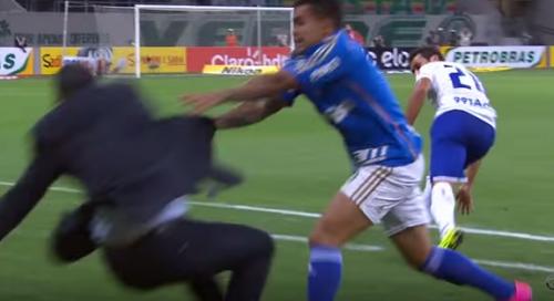 Futbolçu rəqib baş məşqçini yerə yıxdı (VİDEO)