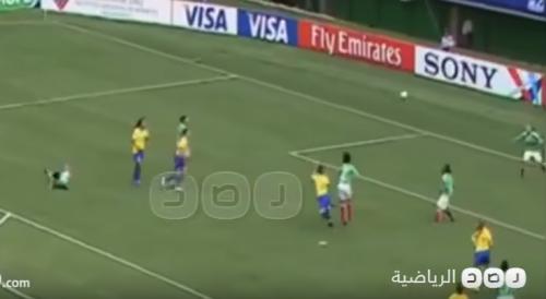 Qadın futbolçudan möhtəşəm ötürmə, gözəl qol (VİDEO)