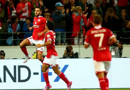 Almaniya Bundesliqasında 5-ci tur het-triklə başladı