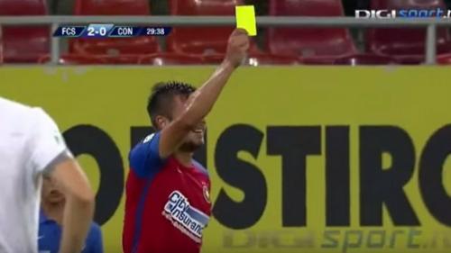 Futbolçu rəqibinə sarı vərəqə göstərdi (VİDEO)