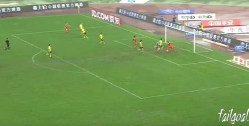 İki futbolçu yaxın məsafədən fərqlənə bilmədi (VİDEO)