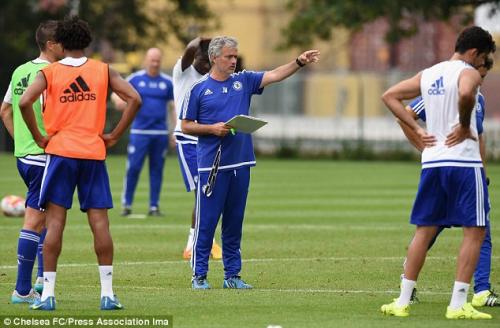 "Çelsi"nin futbolçuları Mourinyoya etiraz edirlər