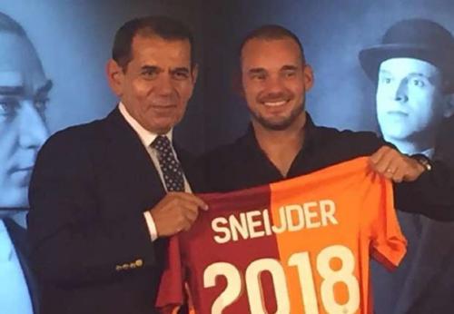 Sneyder "Qalatasaray"la yeni müqavilə imzaladı