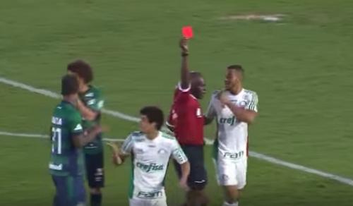 Hakim qovduğu futbolçunu geri çağırdı (VİDEO)