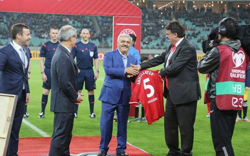 Rövnәq Abdullayev Rәşad Sadıqovu tәbrik etdi (FOTOLAR)