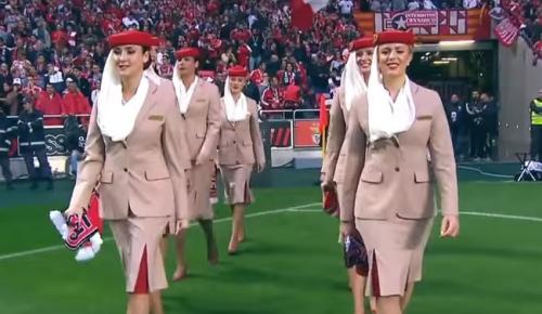 Stüardessalar əsl azarkeşliyin yolunu göstərdi (VİDEO)