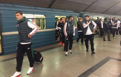 "Lokomotiv"li futbolçular oyuna metro ilə getdi (FOTOLAR)