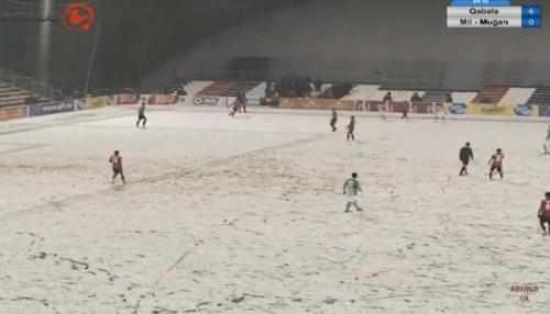 Qəbələ şəhər stadionunda qar (FOTOLAR)