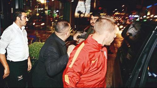 Podolski jurnalistə hücum etdi (FOTO)